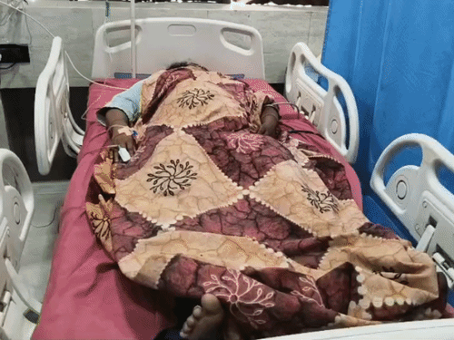 बच्चों के साथ सो रही महिला को मारी गोली:रात 1 बजे छत पर सीने में दागी बुलेट; पति बोला- हमारी किसी से दुश्मनी नहीं है