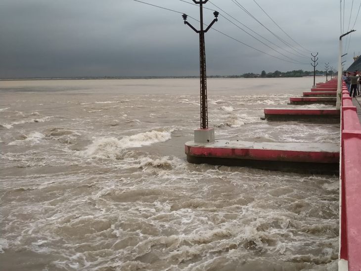 बराज से 2 लाख क्यूसेक डिस्चार्ज, कोसी में जलस्तर बढ़ा:सुपौल में निर्मली थाना डूबा, SI का VIDEO; तटबंध के भीतर गांवों में फैला पानी