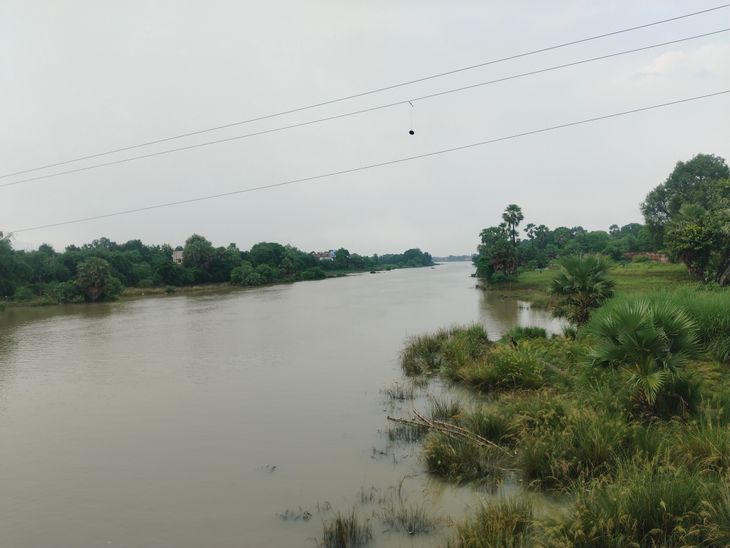बक्सर में फिर बढ़ने लगा गंगा का जलस्तर:सहायक नदियां उफान पर, गंगा 2 सेमी प्रति घंटे की रफ्तार से बढ़ रही
