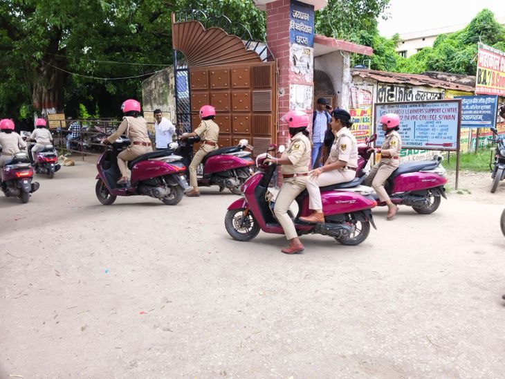 सीवान में स्कूटी पर निकलीं ‘पुलिस दीदी’:स्कूल-कॉलेज से कोचिंग तक पहुंचकर बच्चियों को किया जागरूक