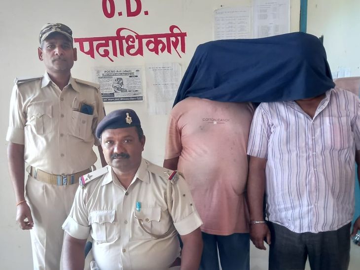 औरंगाबाद में फायरिंग करने वाले 2 गिरफ्तार:निशानदेही पर कब्रिस्तान से हथियार-कारतूस बरामद, पुलिस ने नाबालिग को भी पकड़ा