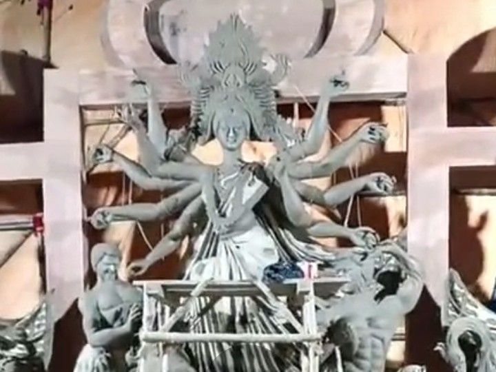 मां दुर्गा की प्रतिमा में इस बार मिट्टी के गहने:बाजपट्टी में 70 साल से हो रही पूजा की तैयारियां आखिरी दौर में, भव्य पंडाल और प्रतिमा का निर्माण जारी