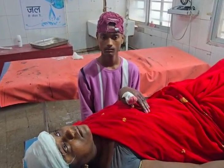 शेखपुरा-शराब के नशे में पत्नी पर कुदाल से हमला:बचाव में हाथ की कटी उंगली; आरोपी पति फरार; सदर अस्पताल में भर्ती
