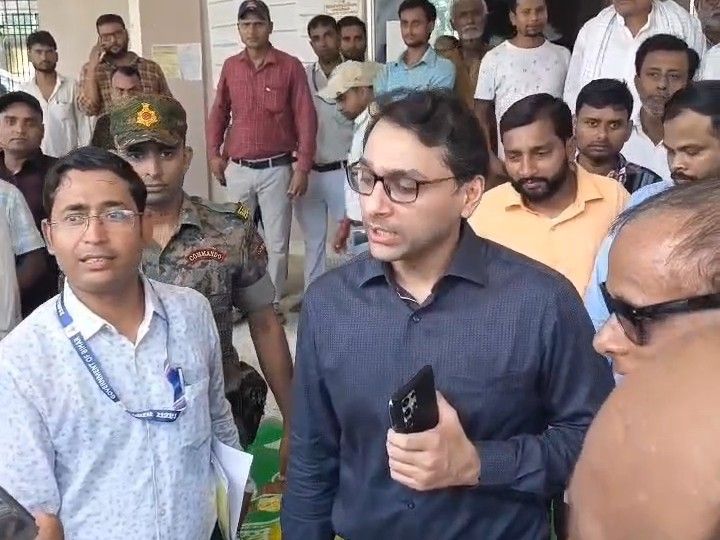 सीतामढ़ी DM ने प्रखंड कार्यालयों का सरप्राइज इंस्पेक्शन किया:पुलिसकर्मी की बेटी को स्कूल भेजने को कहा, बर्थ सर्टिफिकेट और अतिक्रमण की शिकायतें