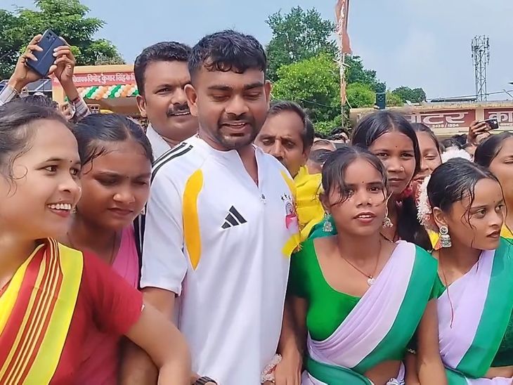 डुमरी में ‘जबर करम अखड़ा’ आयोजित:विधायक जयराम महतो मंदर की थाप पर थिरके, बोले- करमा पर्व नारी सशक्तिकरण का प्रतीक