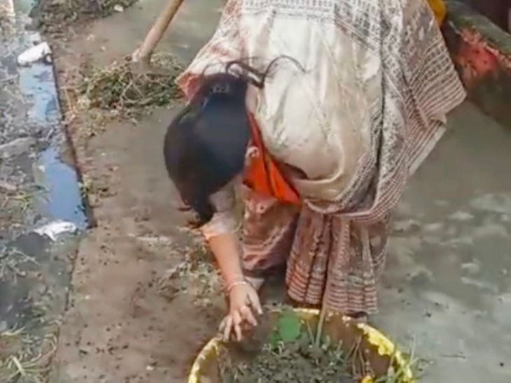 शेखपुरा-भाजपा कार्यकर्ताओं ने मतदान केंद्रों पर की सफाई:‘स्वच्छता ही सेवा’ अभियान, जिलाध्यक्ष रेशमा भारती के नेतृत्व में कार्यक्रम