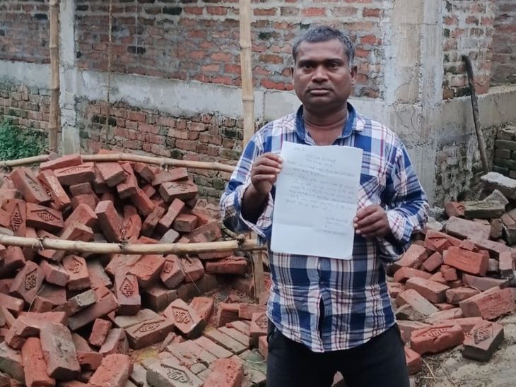 रामगढ़ में पीएम आवास योजना की दूसरी किस्त अटकी:ग्रामीण अधूरे आशियाने में तिरपाल के सहारे रहने को मजबूर, अधिकारी को सौंपा आवेदन