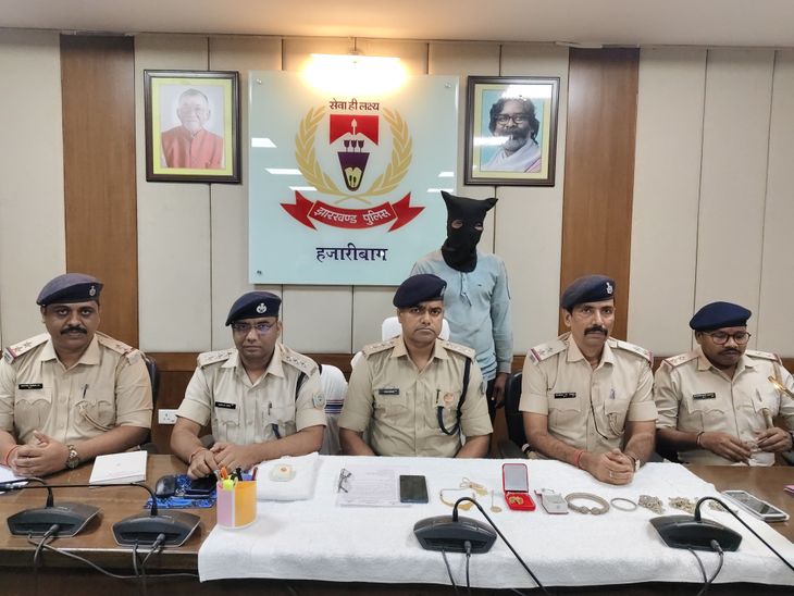 हजारीबाग में बंद घर से चोरी का मुख्य आरोपी गिरफ्तार:पुलिस ने 29 ग्राम सोना और 450 ग्राम चांदी के आभूषण बरामद किए, दूसरे की तलाश जारी