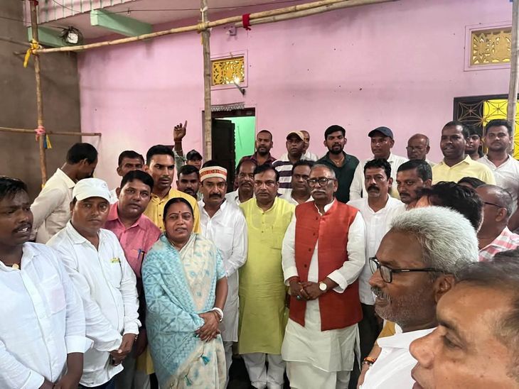 प्रणय मर्डर केस में पीड़ित परिवार से मिले पूर्व सांसद:चंदेश्वर चंद्रवंशी ने JDU-रालोमो नेताओं के साथ की मुलाकात