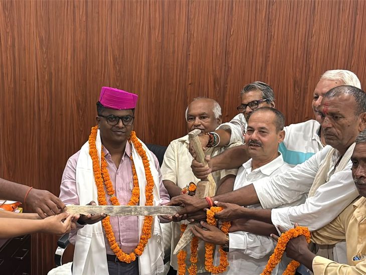 खगड़िया में किसानों ने इंजीनियर को हल देकर सम्मानित किया:9 साल से अटका ₹10 करोड़ मुआवजा दिलाने में मदद; 2 नए सूलीस बनाने की तैयारी