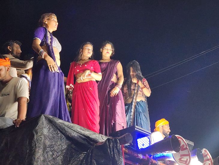मेले में डीजे-ऑर्केस्ट्रा पर FIR,सांसद की गाड़ी का शीशा तोड़ा:अश्लील गाने बजाने और तोड़फोड़ के आरोप में 3 लोग गिरफ्तार