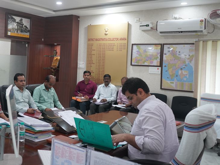 DM का शिक्षकों के वेतन, मिड-डे मील पर सख्त निर्देश:अररिया में मॉडल स्कूलों के संचालन और स्कूलों में साफ-सफाई पर चर्चा