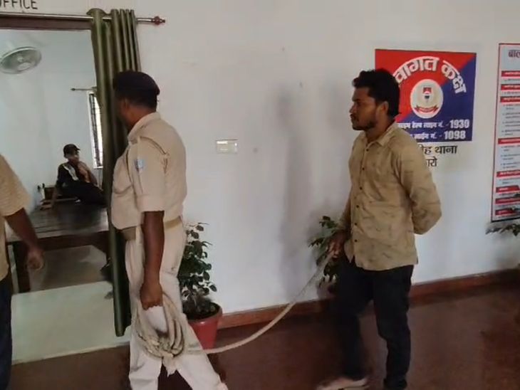 आपत्तिजनक फोटो वायरल करने की धमकी देने वाला आरोपी गिरफ्तार:बोकारो में 3 महीने से फरार था पूर्व पति, दूसरी शादी के बाद दे रहा था धमकी