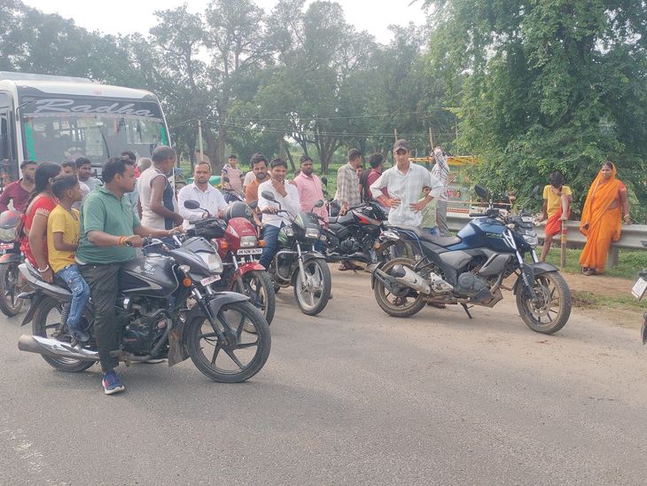 बिजली समस्या से परेशान ग्रामीणों ने किया रोड जाम:मरकच्चो के जामू गांव के पास एक घंटे तक बाधित रहा कोडरमा-कोवाड़ मार्ग