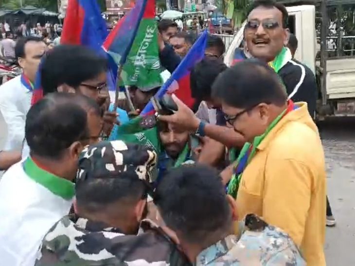 JPSC-JSSC परीक्षा गड़बड़ी का विरोध:पलामू में आजसू जलाने जा रही थी सीएम का पुतला, पुलिस ने छीना