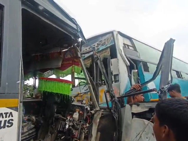 सीतामढ़ी-मुजफ्फरपुर NH-77 पर 2 बसों की टक्कर, चालक की मौत:24 यात्री घायल; SKMCH रेफर, गैस कटर से काटकर निकाला शव