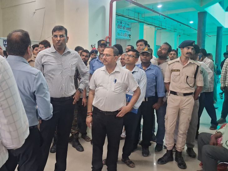 मुजफ्फरपुर सदर अस्पताल पहुंचे स्वास्थ्य सचिव:बोले- गंभीर मरीजों को अनावश्यक रेफर न करें; ICU-OPD और रेडियोलॉजी का लिया जायजा