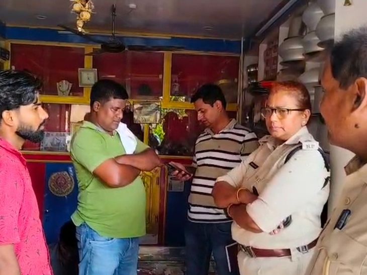 ग्लास खरीदने आए..पिस्टल दिखाकर 3 लाख के गहने लेकर फरार:मुजफ्फरपुर में ज्वेलरी दुकान में लूट, शॉपिंग के बाद सोने के गहने लूटे