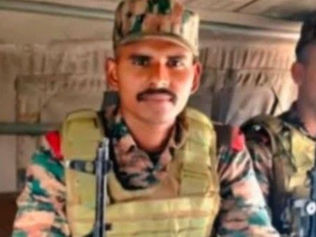 तिरंगे में लिपटा गांव पहुंचा शहीद कुंदन का अस्थि कलश:ग्रामीणों ने की फूलों की बारिश, नम आंखों से अंतिम विदाई; अरुणाचल प्रदेश के दिबांग वैली में लापता हुए थे
