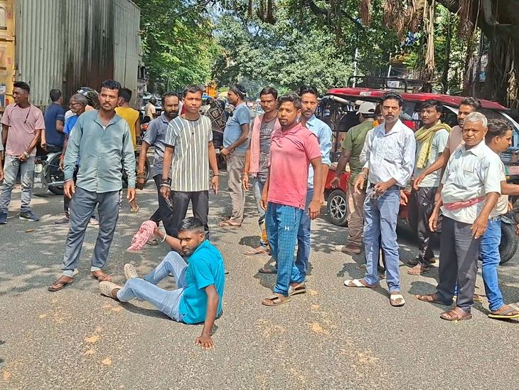 धनबाद में ई-रिक्शा चालकों ने सड़क जाम कर किया प्रदर्शन:प्रशासनिक कार्रवाई और जुर्माने से परेशान होकर ट्रैफिक थाना के पास लगाया जाम