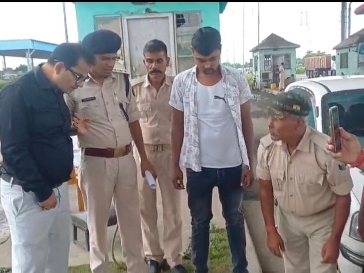 पूर्णिया में स्मैक के साथ दो अंतरराज्यीय तस्कर गिरफ्तार:साबुनदानी में छुपाकर लाया जा रहा था मादक पदार्थ, दालकोला चेक पोस्ट पर धराए