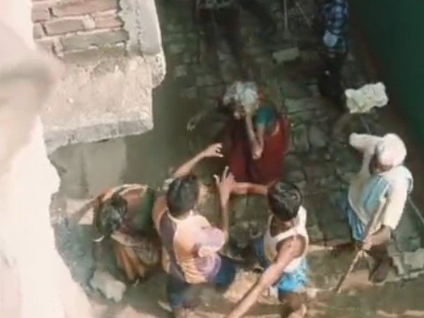 नवादा में रास्ता बनाने को लेकर दो पक्ष भिड़े:मारपीट में 2 लोग गंभीर घायल; सिर में चोट लगने पर महिला रेफर