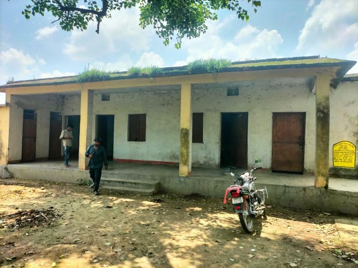 चांदपुरा में 8 साल से बंद मनरेगा भवन:पंचायत को सुपुर्द नहीं हुआ, मनरेगा कर्मियों के बैठने और कामकाज की व्यवस्था ठप