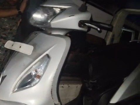 सीतामढ़ी में स्कूटी की टक्कर से महिला की मौत:स्कूटी सवार 2 युवकों के पास मिली 41 बोतल नेपाली शराब; एक पकड़ा गया, दूसरा भागा