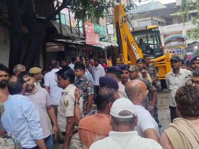 खगड़िया में NH की जमीन से अतिक्रमण हटाने पहुंचा प्रशासन:युवा कांग्रेस जिलाध्यक्ष के मकान का अस्थायी शेड अधिग्रहित जमीन पर, 2 दिन की मोहलत