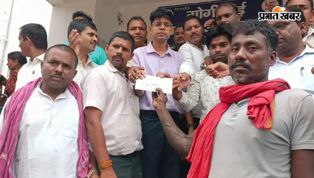 गोगरी में बाढ़ के पानी में नहाने गये 15 वर्षीय किशोर की डूबने से मौत, सीओ ने परिजनों को दिया चार लाख का चेक