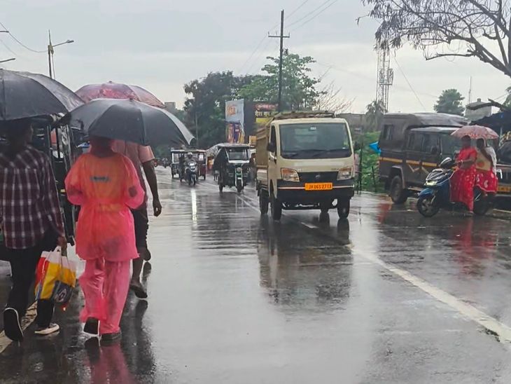 पश्चिमी सिंहभूम में बारिश से जनजीवन प्रभावित:नदियां-नाले उफान पर, चाईबासा के साप्ताहिक हाट में पसरा सन्नाटा, अलर्ट जारी