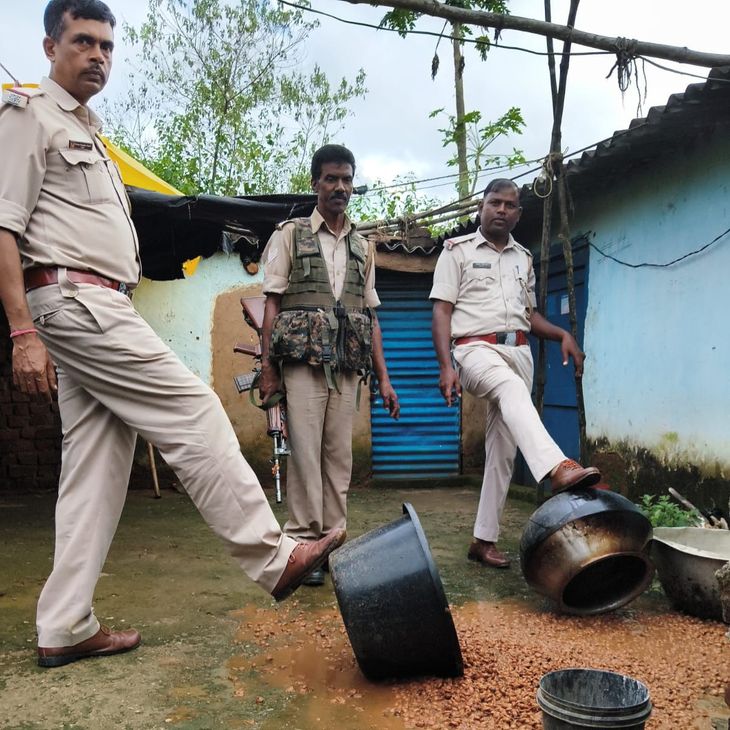 अवैध शराब के खिलाफ सिमडेगा पुलिस का अभियान 312 किलो जावा महुआ और 21 लीटर महुआ शराब नष्ट