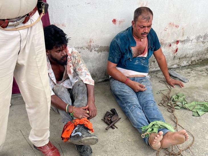 मुजफ्फरपुर में ग्रामीणों ने दो बदमाशों को पकड़ा:पिटाई के बाद पुलिस को सौंपा, लोडेड पिस्टल बरामद; स्कूल के सुरक्षा गार्ड पर हमला करने पहुंचे थे