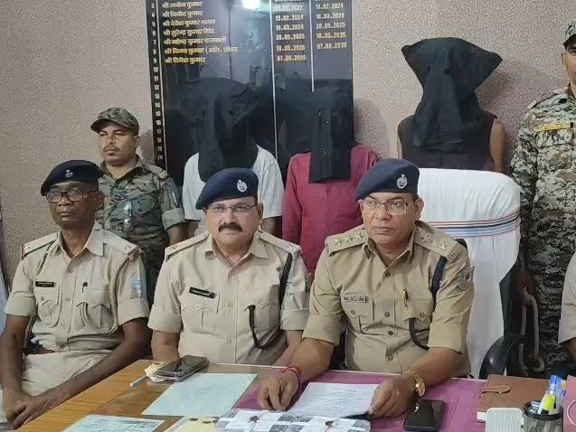 तीन आरोपी लाखों के जेवरात और सिक्कों के साथ गिरफ्तार:गुमला में बंद घर का ताला तोड़कर की थी चोरी, पुलिस ने भेजा जेल