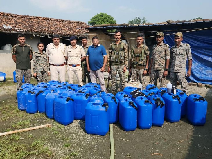 चतरा में 50 लाख की नकली शराब फैक्ट्री का भंडाफोड़:पानी की टंकियों में रखी थी जहरीली शराब, बिहार भेजने की थी तैयारी; आरोपी फरार