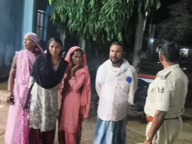 नदी पार करना पड़ा महंगा,तेज बहाव में डूबने से मौत:बांका के धोरैया में हादसा, पुल के बजाय नदी में उतरकर कर रहे थे पार