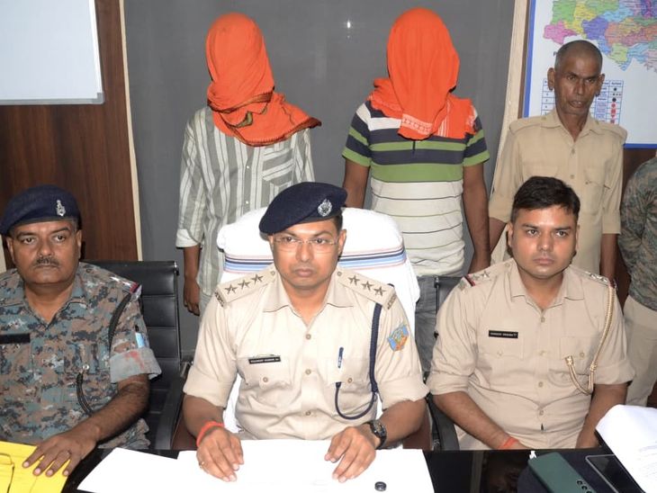 देवघर में बाइक लूटने वाले 2 आरोपी पकड़े गए:मोहनपुर से लूटी गई टीवीएस राइडर बरामद, तीसरे की तलाश जारी