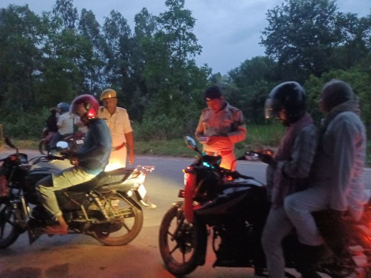 चोरौत में वाहन जांच अभियान, बिना हेलमेट-कागजात वालों पर कार्रवाई:14 हजार रुपए का चालान काटा, कई चालक रास्ता बदलते दिखे