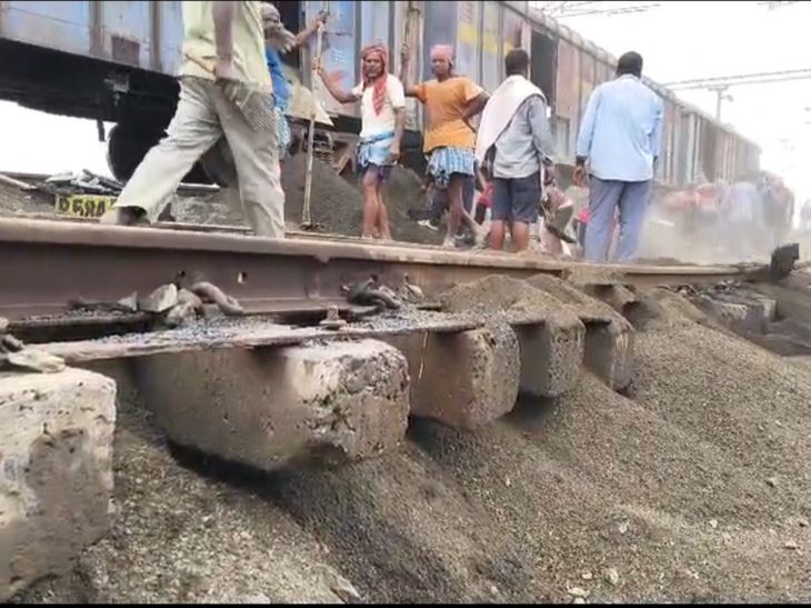 भारी बारिश से फरक्का के पास रेलवे ट्रैक धंसा:पाकुड़ होकर जाने वाली एक दर्जन ट्रेनें रद्द, यात्रियों को परेशानी