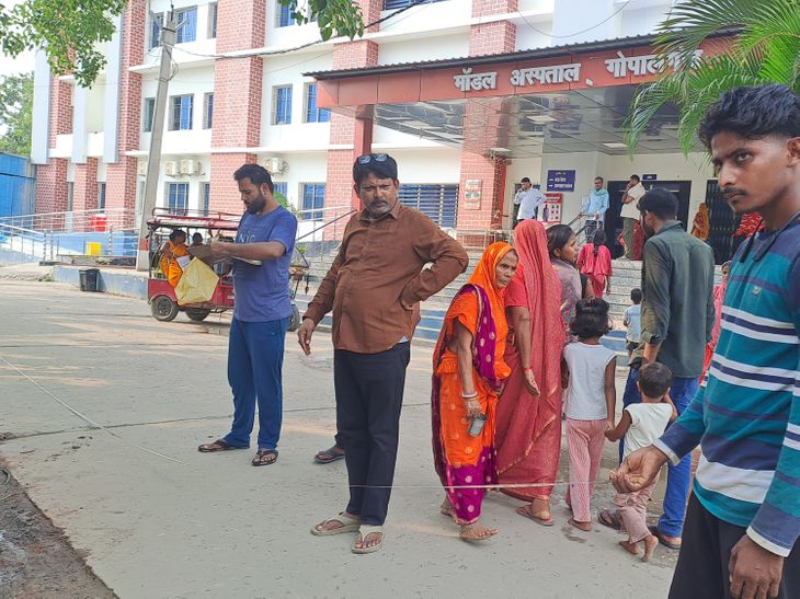 गोपालगंज सदर अस्पताल में 1 करोड़ से बनेगा बड़ा नाला:चेयरमैन ने अभियंताओं के साथ किया निरीक्षण, नाले के लिए जमीन की मापी