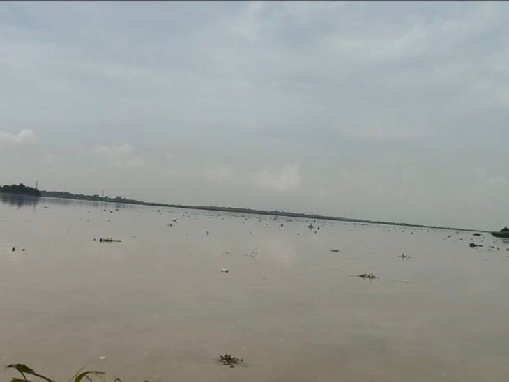 कोसी-बागमती का बढ़ा जलस्तर, चौथम में 2 फीट पानी:खगड़िया-कोसी बैराज से 3.16 लाख क्यूसेक पानी छोड़ा, प्रशासन अलर्ट