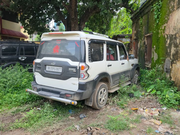 फर्जी IPS बनकर पुलिस को ही आदेश देने लगा:औरंगाबाद में 2 गिरफ्तार; गबन के नाम पर पिकअप ड्राइवर से मांगे, स्कॉर्पियो-फर्जी आईकार्ड मिले