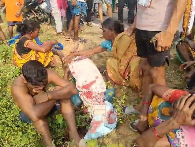 गुमला में बालू लदे ट्रैक्टर से टकराई बाइक:2 युवकों की मौके पर ही हो गई मौत, आक्रोशित ग्रामीणों ने सड़क किया जाम