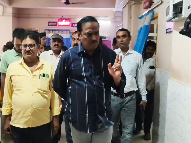JDU विधायक ने अस्पताल का किया औचक निरीक्षण:बांका में टूटी खिड़की देख भड़के’ डॉक्टरों की कमी पर सिविल सर्जन से की बात