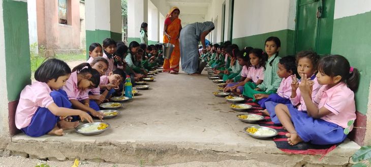 कुकिंग कॉस्ट की राशि नहीं मिलने से पीएम पोषण योजना पर संकट
