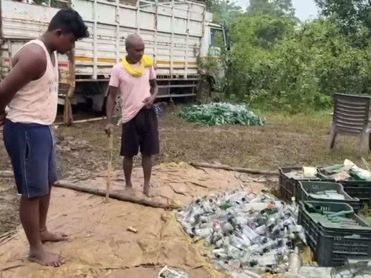 बरवाअड्डा के जंगल में नकली शराब फैक्ट्री का भंडाफोड़:छापेमारी में कच्चा स्प्रीट, नामी कंपनियों के रैपर और बोतलें जब्त