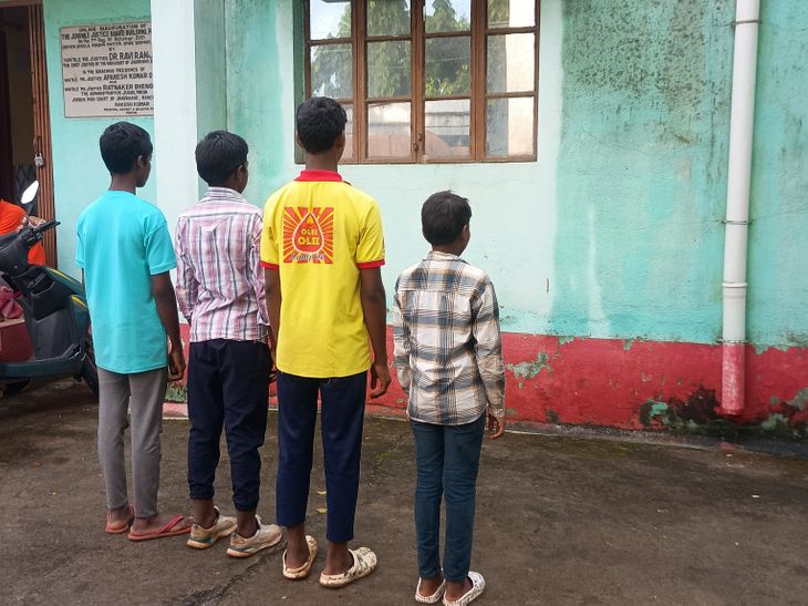 पाकुड़ के 4 पहाड़िया नाबालिग बोकारो में बचाए गए:केरल में काम दिलाने के बहाने ले जा रहा था दलाल, 2 बच्चों को परिवार को सौंपा