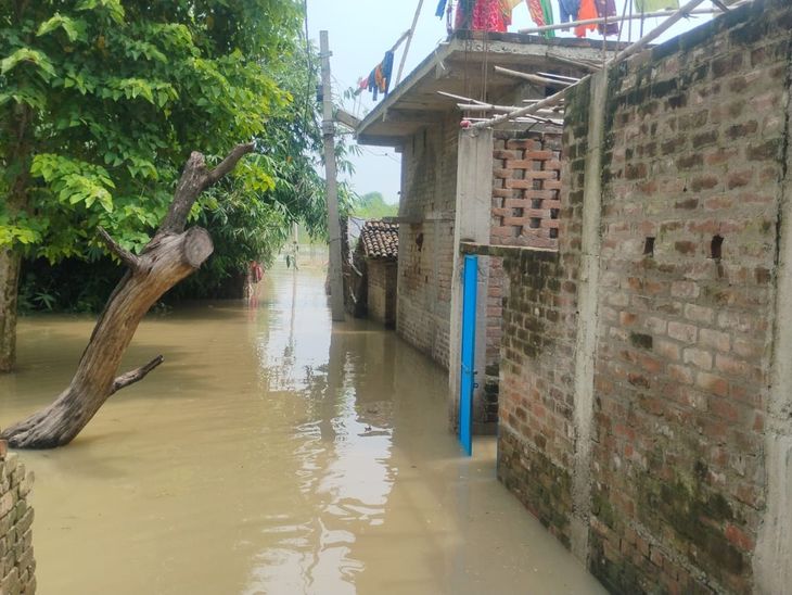 खगड़िया में 4 नदियां उफान पर,कई इलाकों में घुसा पानी:तेज बहाव के बीच रस्सी का सहारा ले रहे लोग,14 स्कूल प्रभावित; नाव सहारा