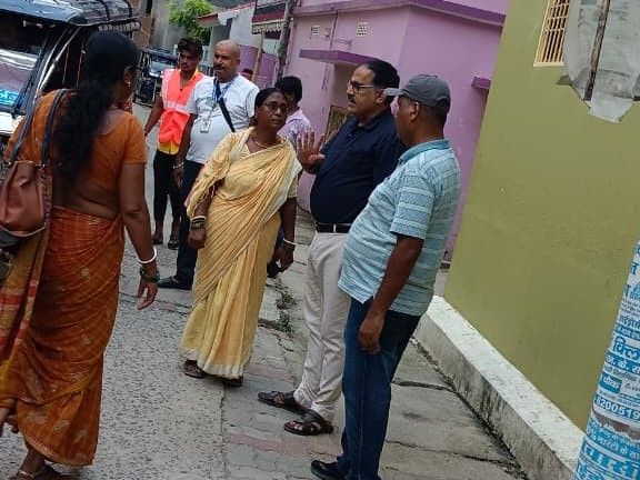 कटिहार नगर आयुक्त ने किया वार्डों का निरीक्षण:कमी मिलने पर सुधार का दिया निर्देश, बोले- "सफाई व्यवस्था में लापरवाही बर्दाश्त नहीं"