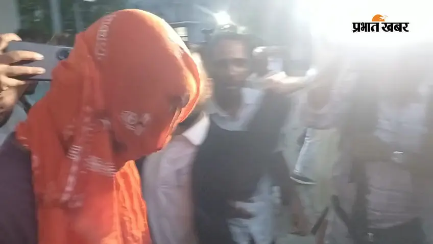 जमुई कोर्ट में पेशी के वक्त बढ़ा पारा: नाबालिग से बदसलूकी के आरोपी को वकील ने मारा चांटा, बोले- इंसानियत के नाते मारा थप्पड़